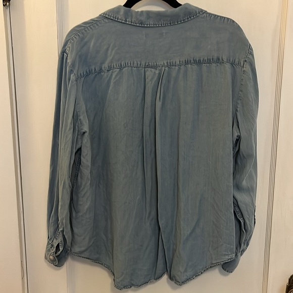 JACHS Girlfriend Lightweight Chambray Button-Up (Women’s Large) - Picture 2 of 8